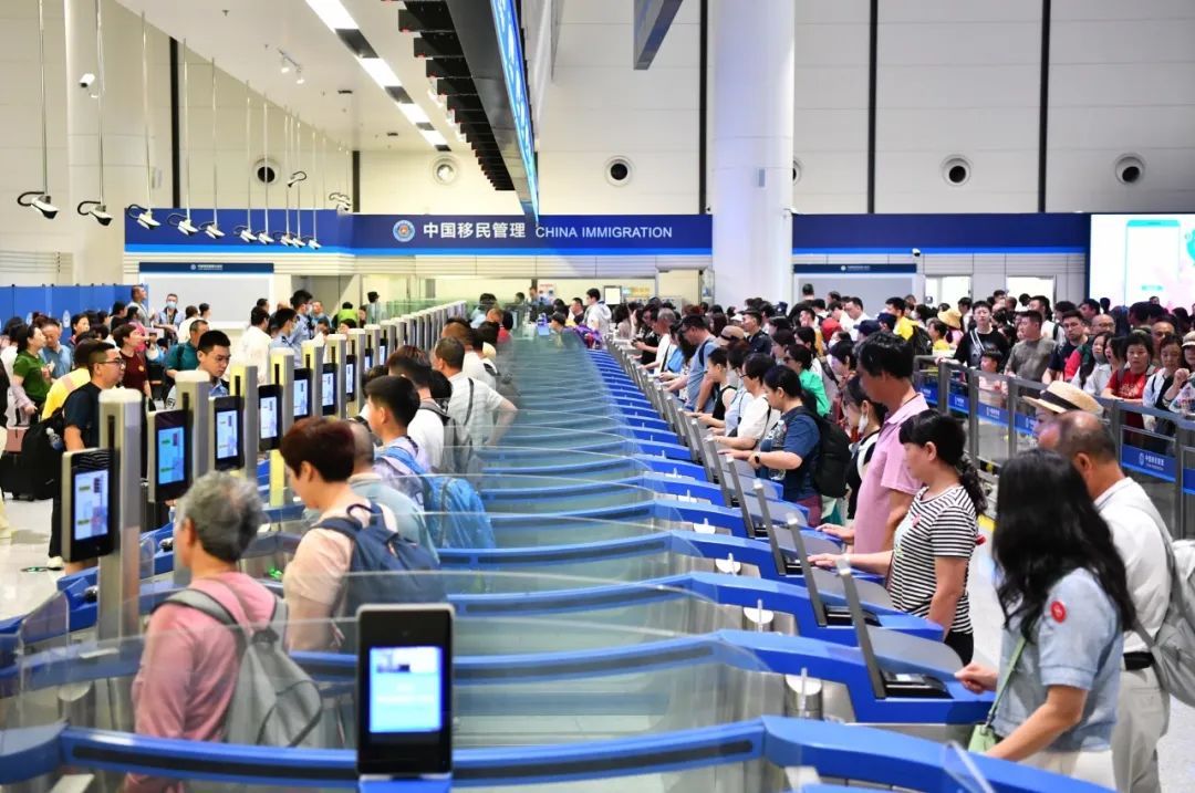 莲塘口岸过关情景 莲塘口岸过关情景