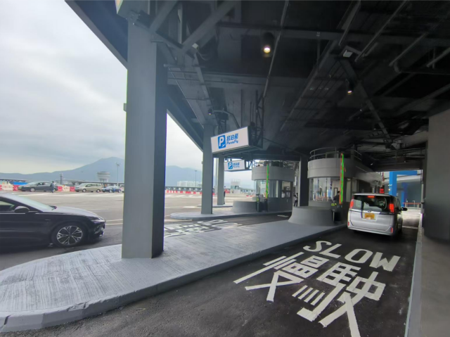 车辆在综合检查亭进行资料检查。摄/伍超贤