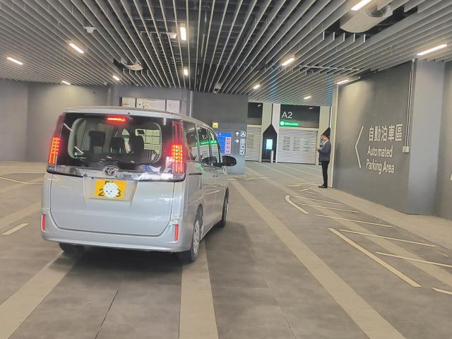 车辆驶入自动泊车区。摄/伍超贤